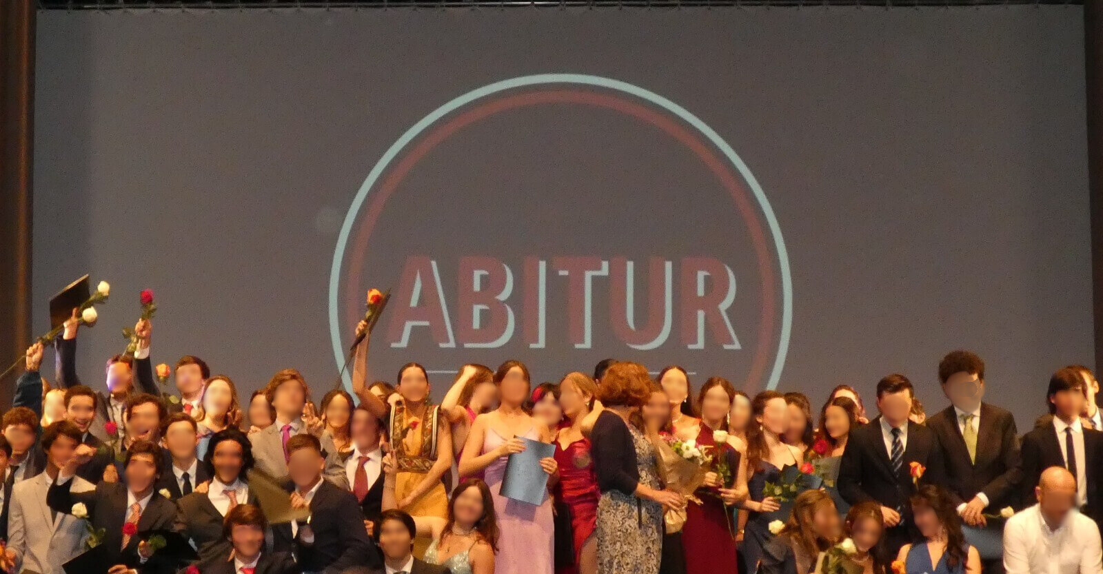 Família feliz estudando